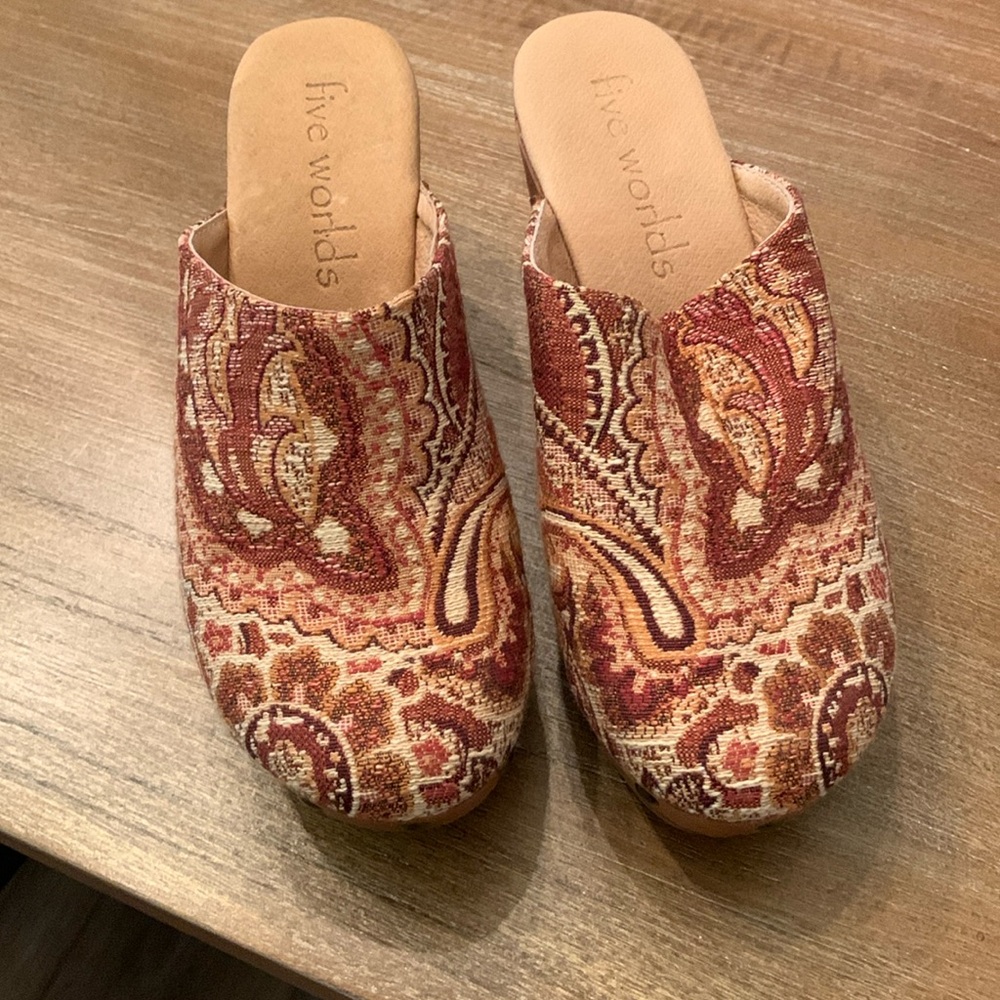 NWOT Sundance Clog in Tapestry Pattern size 7.5